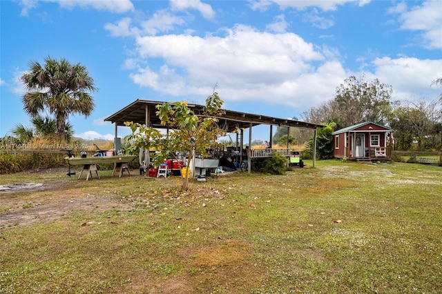 view of yard featuring an outbuilding