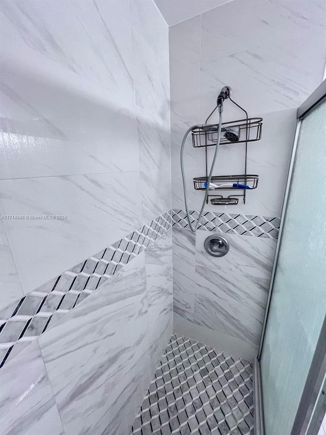 bathroom featuring tiled shower