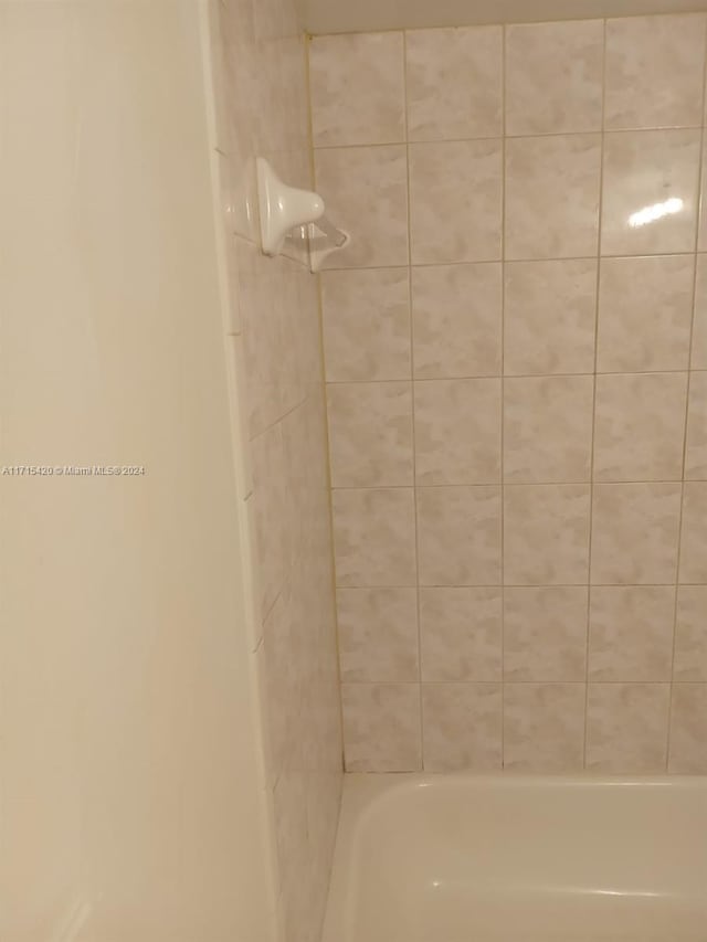 bathroom featuring tiled shower / bath