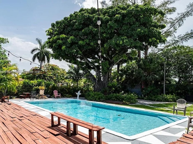 view of swimming pool