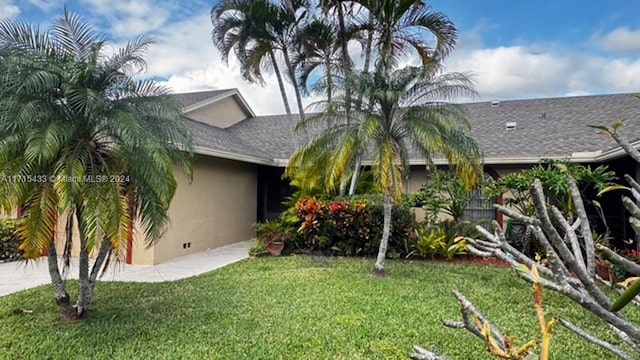 view of front of house featuring a front lawn