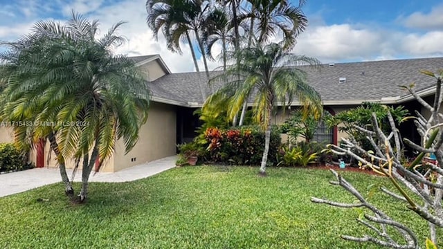 view of front of property with a front lawn