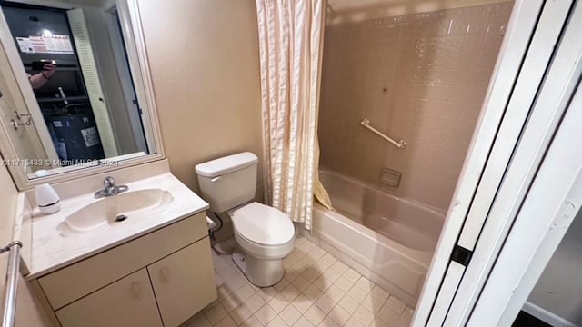 full bathroom with shower / tub combo with curtain, vanity, and toilet