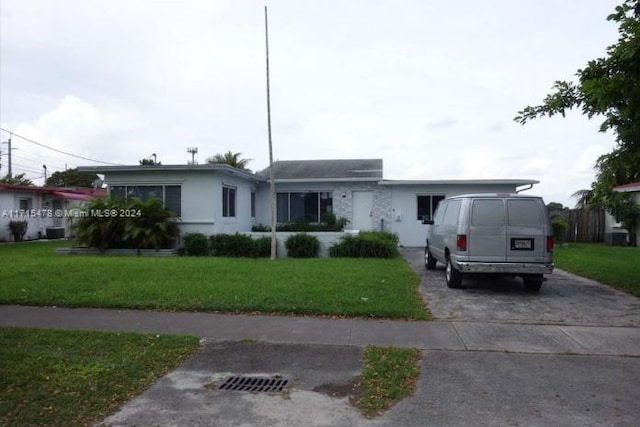 view of front of property with a front yard