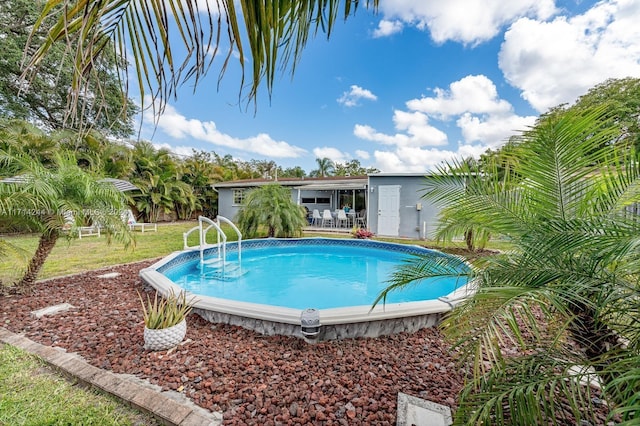 view of swimming pool featuring a yard