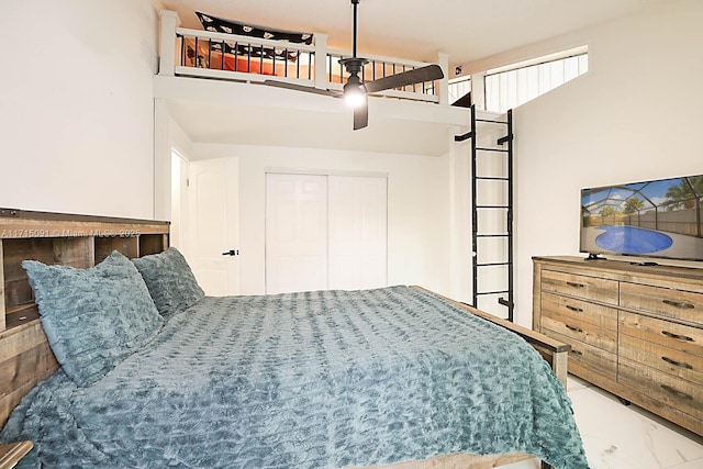 bedroom featuring ceiling fan and a closet