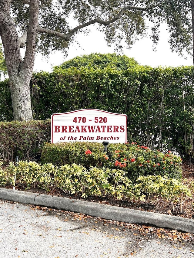 view of community / neighborhood sign