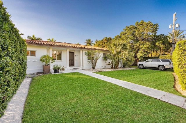 view of front of house featuring a front yard