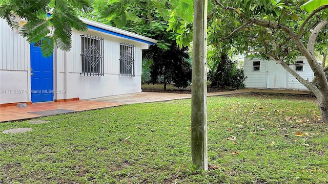 view of yard with an outbuilding