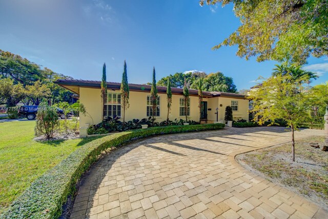 view of front facade featuring a front lawn