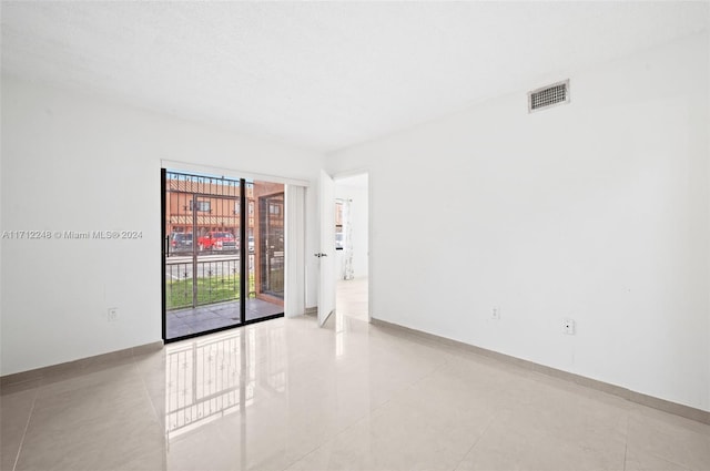 spare room with light tile patterned flooring