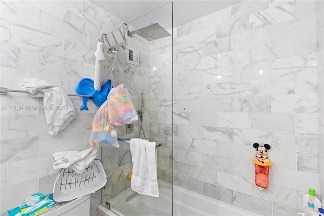 bathroom with tiled shower / bath combo