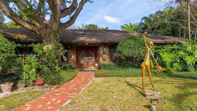 view of front of home with a front yard