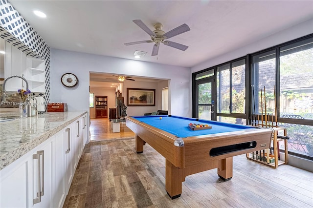 recreation room with ceiling fan, light hardwood / wood-style floors, sink, and billiards