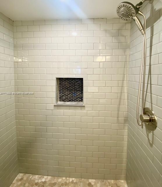 bathroom featuring tiled shower