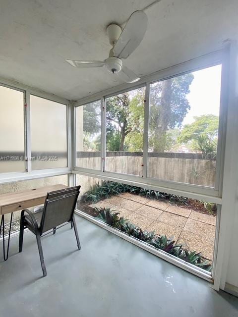 sunroom with ceiling fan