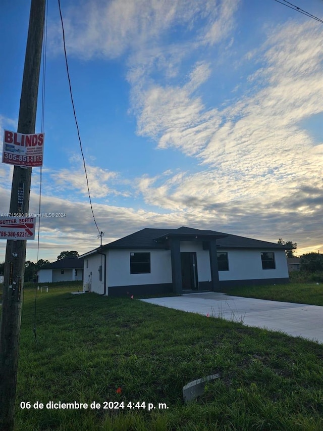 view of front facade with a front yard