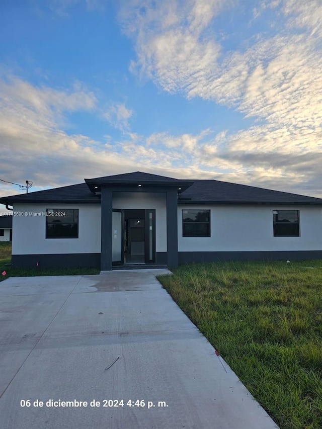 view of front of home featuring a front lawn