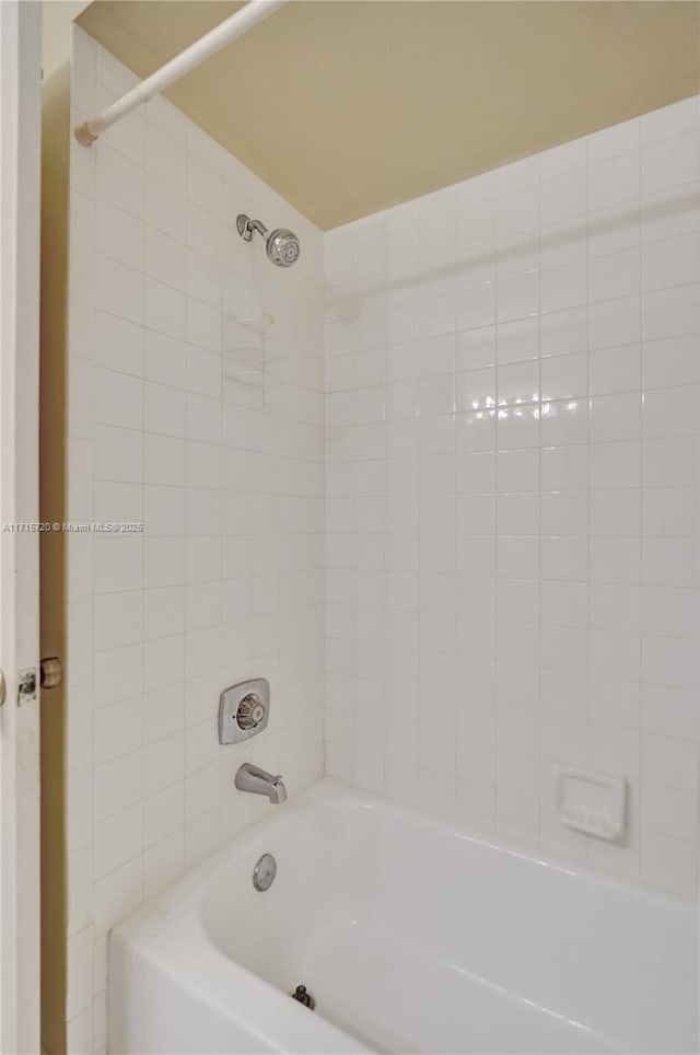 bathroom with tiled shower / bath