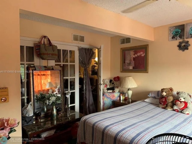 bedroom featuring ceiling fan and a textured ceiling