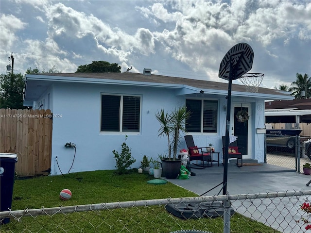 view of front of property featuring a front yard