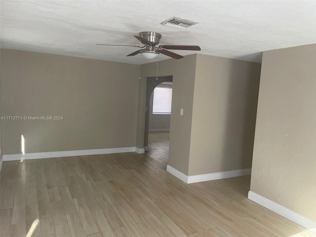 empty room featuring light hardwood / wood-style floors and ceiling fan