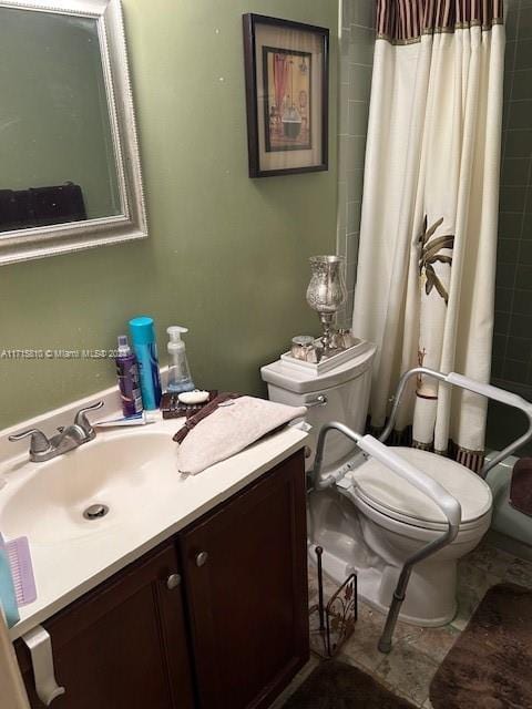 full bathroom with shower / tub combo with curtain, vanity, and toilet