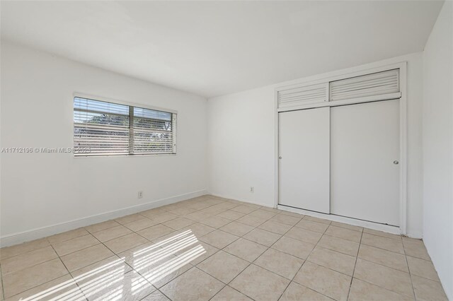 empty room featuring light tile patterned floors