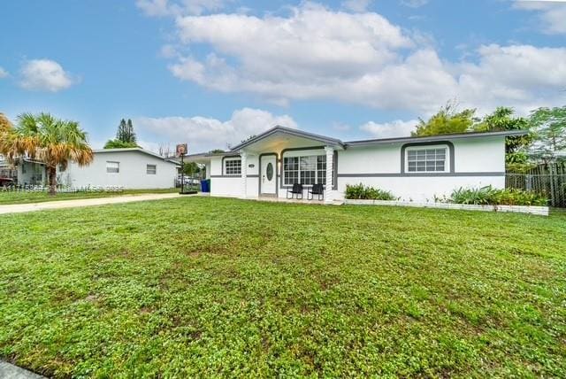 view of front of home featuring a front lawn