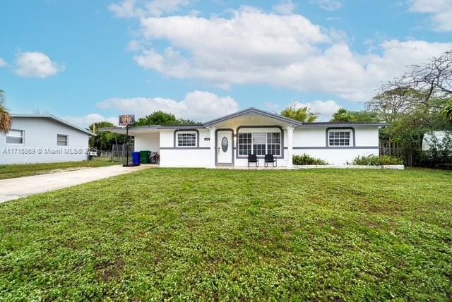 ranch-style house featuring a front yard