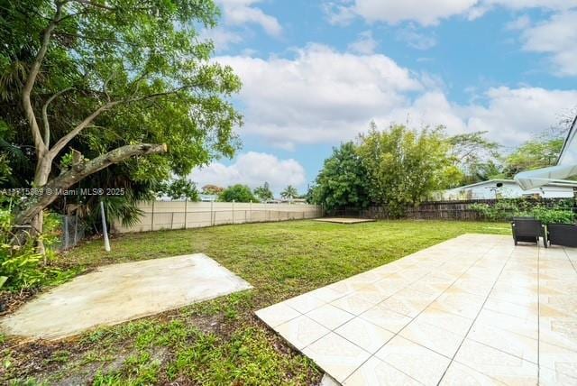 view of yard featuring a patio