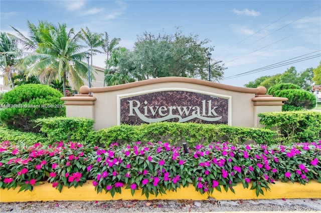 view of community / neighborhood sign