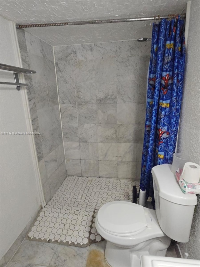 bathroom featuring a shower with shower curtain and toilet