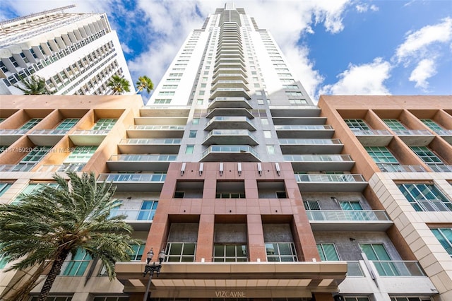 Listing photo 3 for 253 NE 2nd St Unit 413, Miami FL 33132