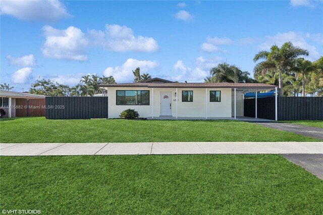 view of front of home featuring a carport and a front lawn