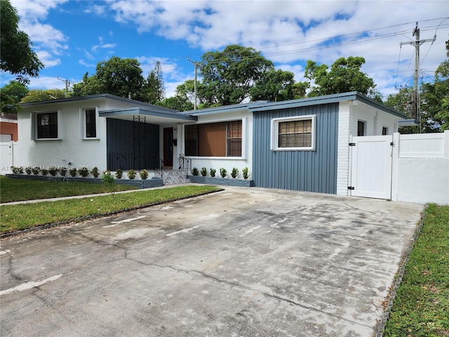 single story home with a front lawn