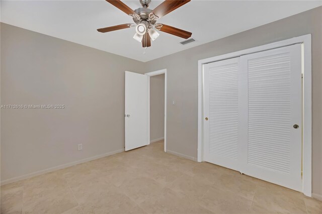 unfurnished bedroom featuring ceiling fan and a closet