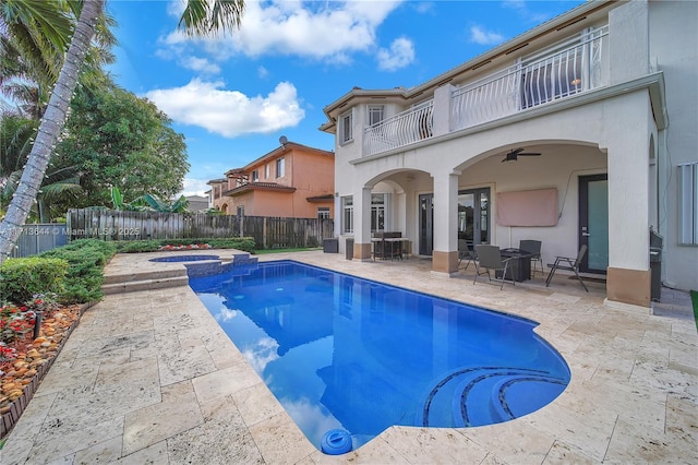 view of swimming pool with a patio area, outdoor dining space, a ceiling fan, a fenced backyard, and a pool with connected hot tub