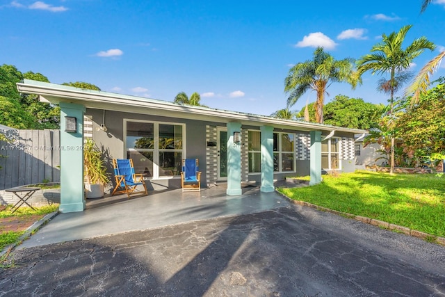 ranch-style home with a front yard