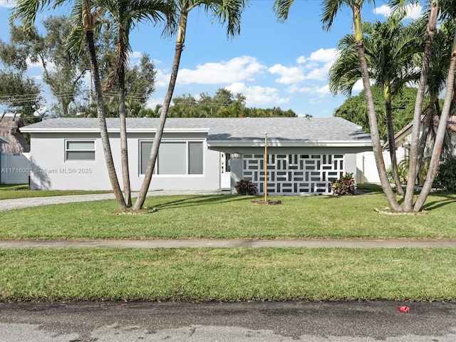 view of front of property featuring a front yard