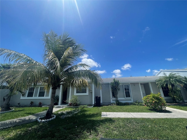 view of front of house with a front lawn