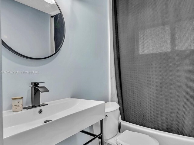 6708 NW 58th Ct, Tamarac, FL 33321 - full bathroom featuring shower / bath combination with curtain, toilet, and sink