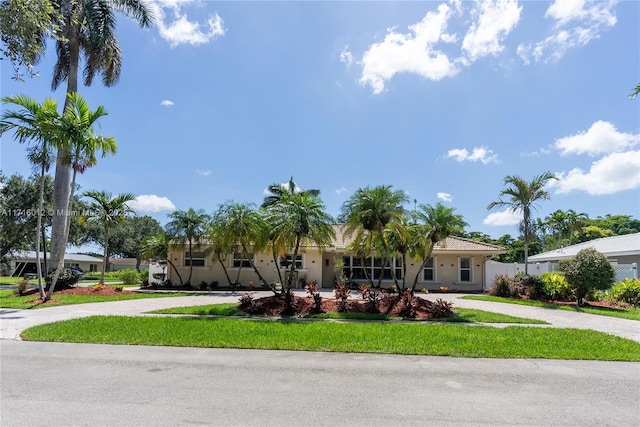 view of front of property featuring a front yard