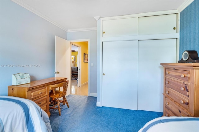 carpeted bedroom featuring crown molding and a closet