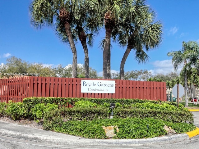 view of community / neighborhood sign