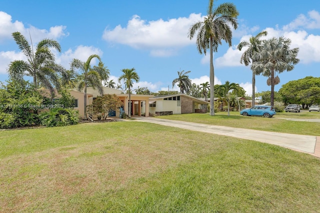 view of front of property featuring a front lawn