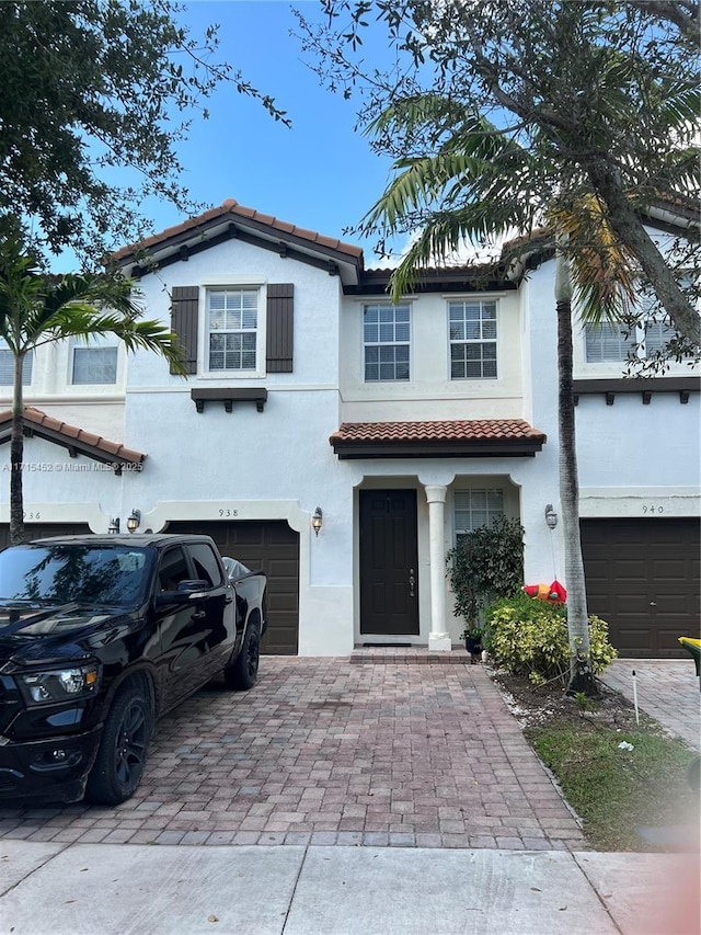 view of front facade with a garage