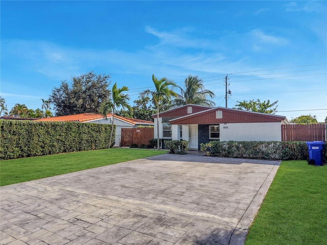 single story home featuring a front yard