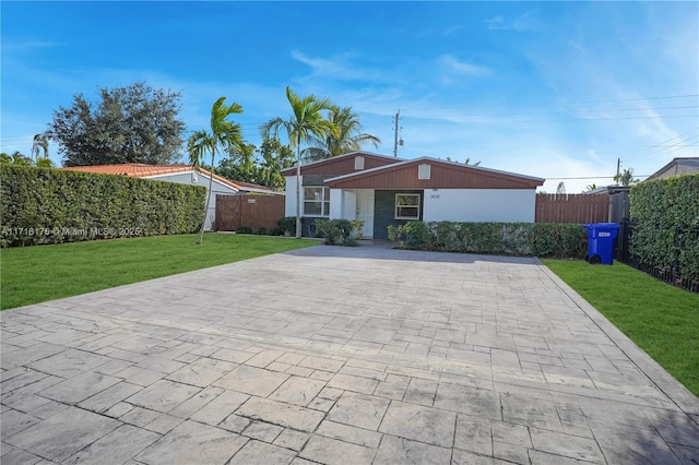 view of front of property featuring a front yard