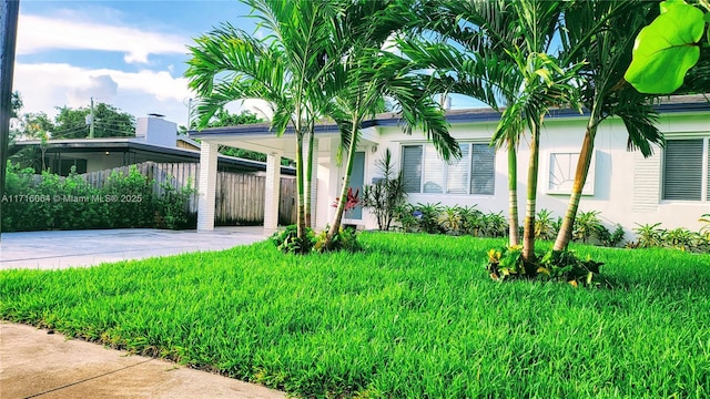 view of front of home featuring a front yard and a carport